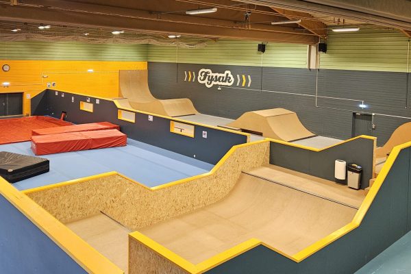 Oversiktsbilde av Fysak Åsane, viser hoppemadrass, turngulv og rullehall.