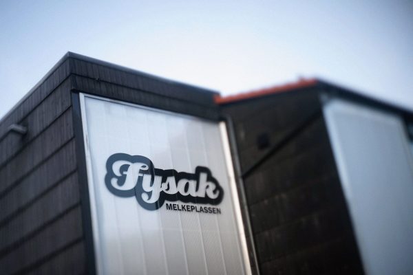 Bilde av fasade Fysak Melkeplassen med Fysak Melkeplassen logo